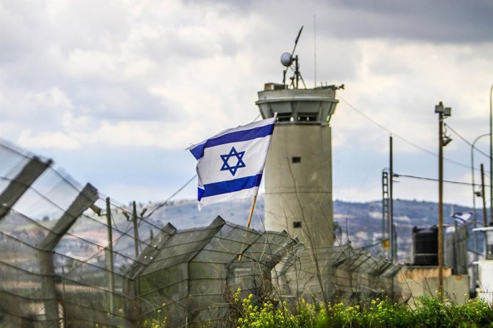 Archivo - March 21, 2023, Nablus, West bank, Palestine: General view of the Israeli flag hanging at a new military outpost that has been placed near the town of Hawara, south of Nablus in the West Bank.