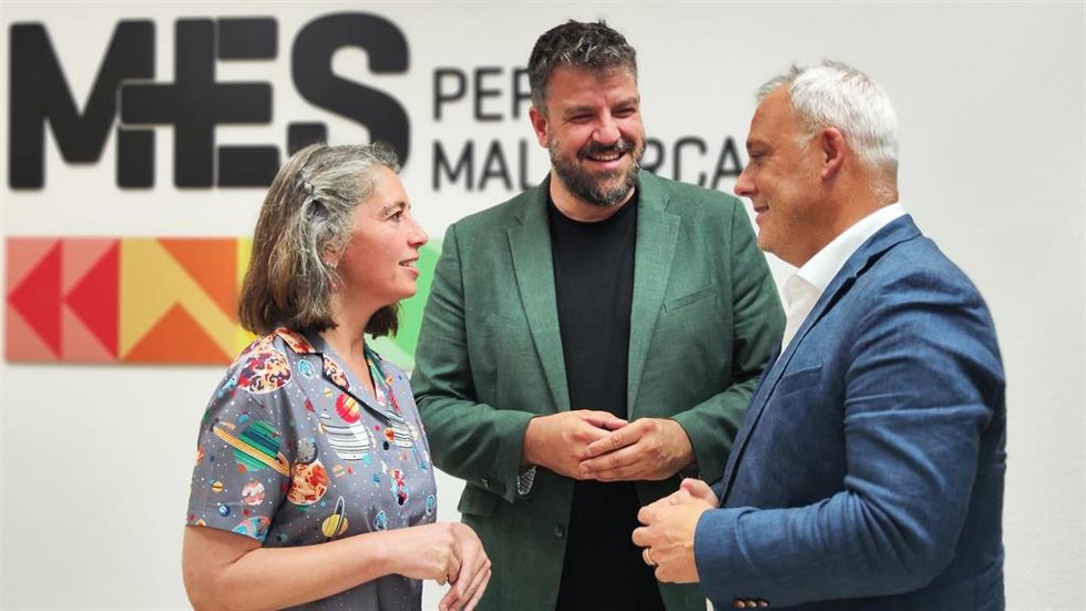 Truyol, Apesteguia y Alzamora, en la sede de MÉS.