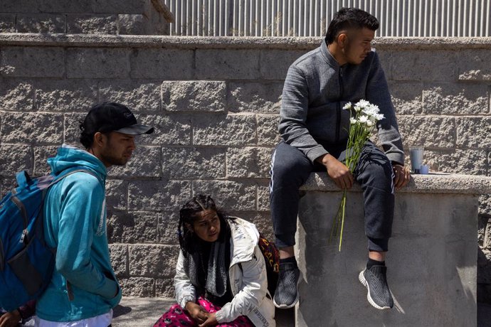 Archivo - 28 March 2023, Mexico, Ciudad Juarez: People mourn and demand information in front of a collection centre for detained migrants, where a fire had killed several people. A fire at a collection centre for detained migrants in northern Mexico has