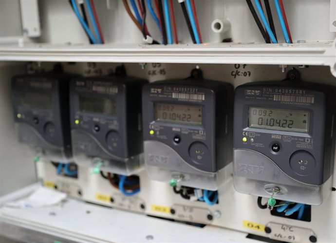 Archivo - Contadores de la electricidad.