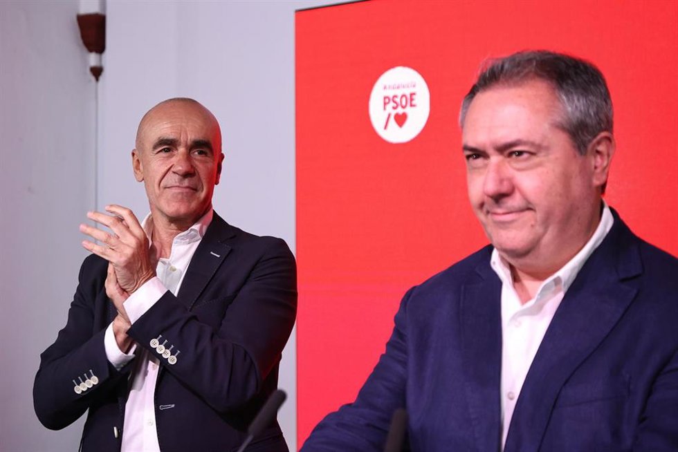 El secretario general del PSOE de Andalucía, Juan Espadas (d) junto al alcalde de Sevilla, Antonio Muñoz (i) en la rueda de prensa del seguimiento de la jornada electoral, a 28 de mayo de 2023 en Sevilla. (Foto de archivo).