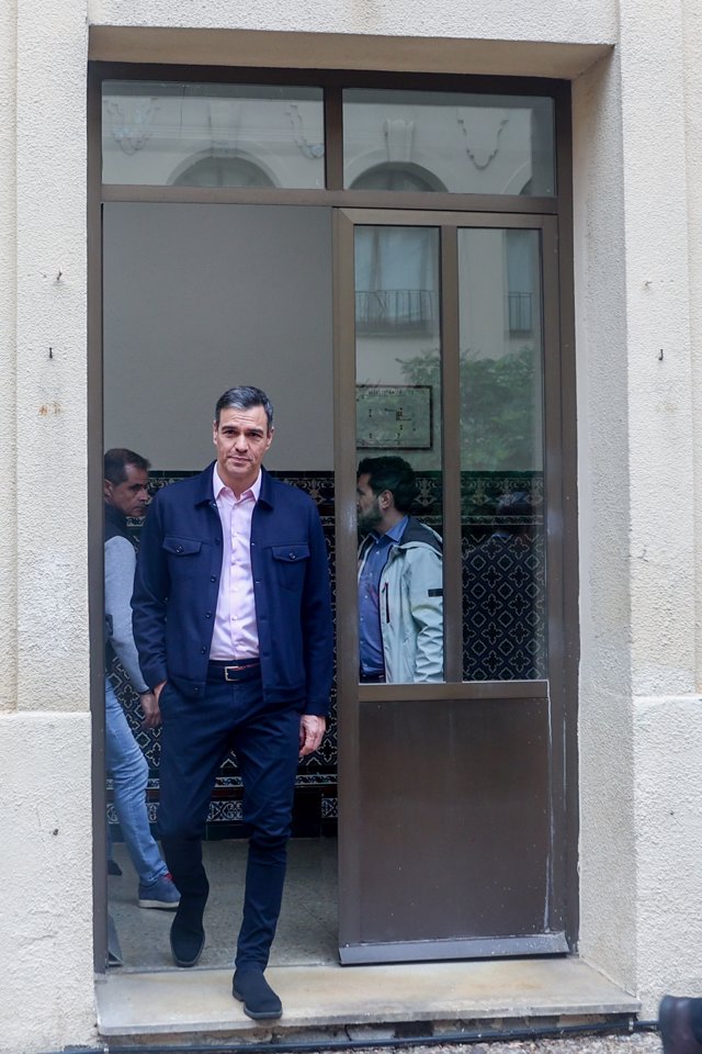 El secretario general del PSOE y presidente del Gobierno de España, Pedro Sánchez, ejerce su derecho al voto en el Colegio de Nuestra Señora del Buen Consejo, a 28 de mayo