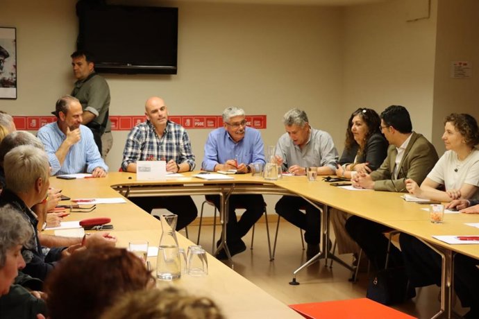 El secretario general del PSOE de Gijón, Monchu García, y el candidato socialista a la Alcaldía de Gijón, Luis Manuel Flórez 'Floro' , en la reunión de la dirección política, comité coordinador de campaña y los nueve primeros integrantes de la lista