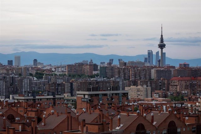 Archivo - El skyline de Madrid en abril de 2020.