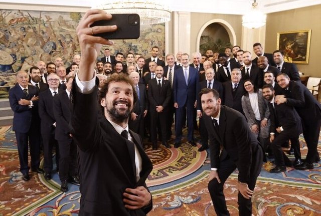 Sergio Llull hace un selfie durante la recepción al Real Madrid por parte de Felipe VI por la conquista de la Euroliga 2022-2023