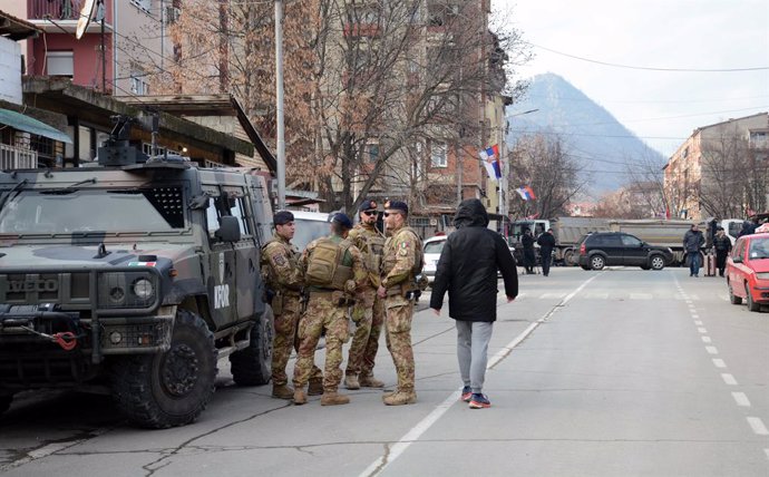 Archivo - MITROVICA (KOSOVO), Dec. 30, 2022  -- Soldiers of the NATO-led Kosovo Force (KFOR) patrol near a road barricade set up in the city of Mitrovica, Kosovo on Dec. 29, 2022.   Serbs in Kosovo and Metohija Province agreed to start removing road bar