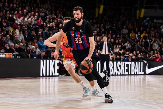 Archivo - El hispano-montenegrino Nikola Mirotic durante un Bara-Valencia Basket