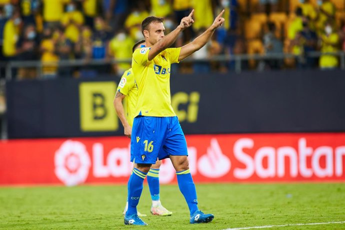 Archivo - Juan Cala of Cadiz gestures during the spanish league, La Liga Santander, football match played between Cadiz CF and Valencia FC at Nuevo Mirandilla stadium on October 2, 2021, in Cadiz, Spain.