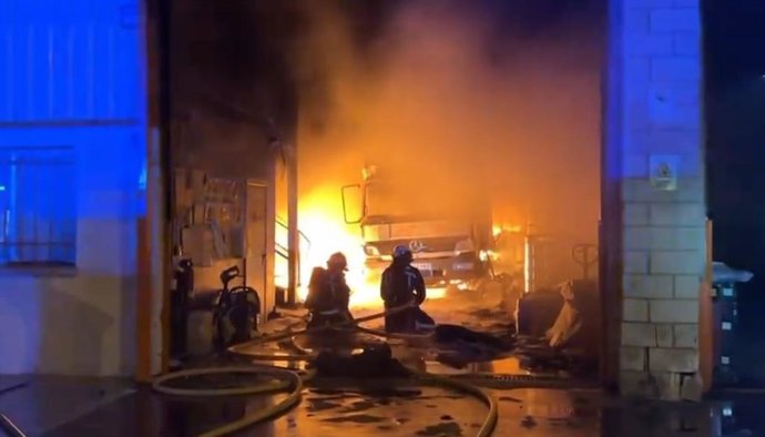 Bomberos controlan un incendio en naves industriales en Campo Real