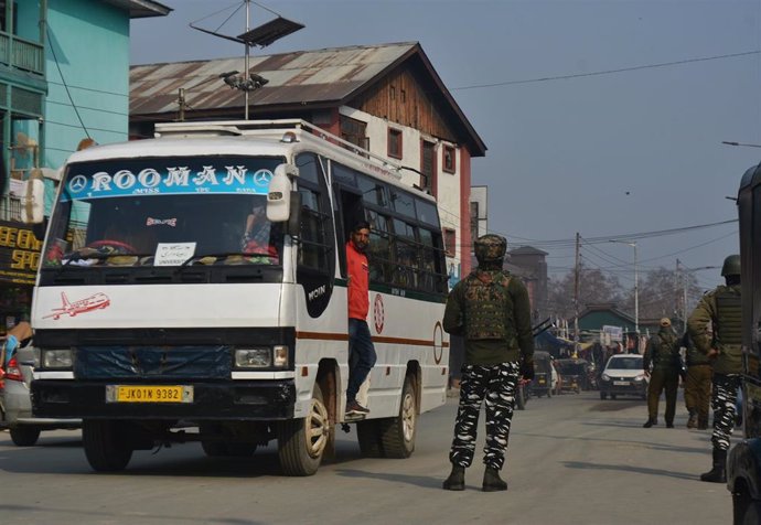 Archivo - Un soldado de India junto a un autobús en la ciudad de Srinagar, en Cachemira