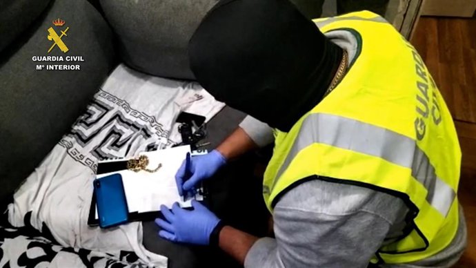 Agente de la Guardia Civil en la operación Artabas