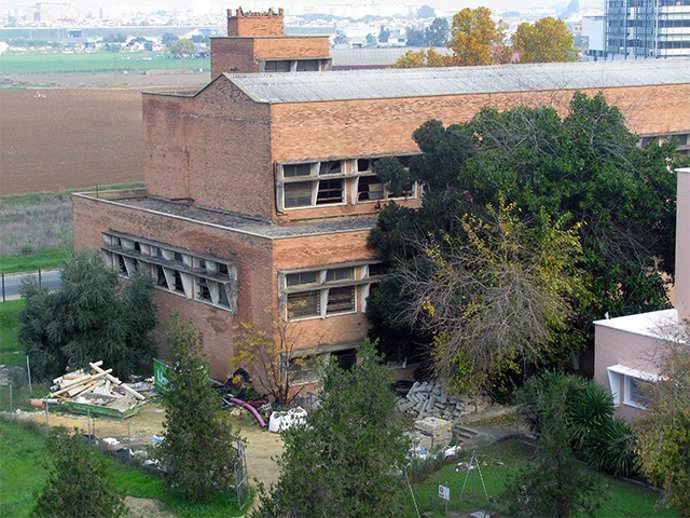 Archivo - Antigua central térmica de la Universidad Laboral que es propiedad ahora de la Universidad Pablo de Olavide.