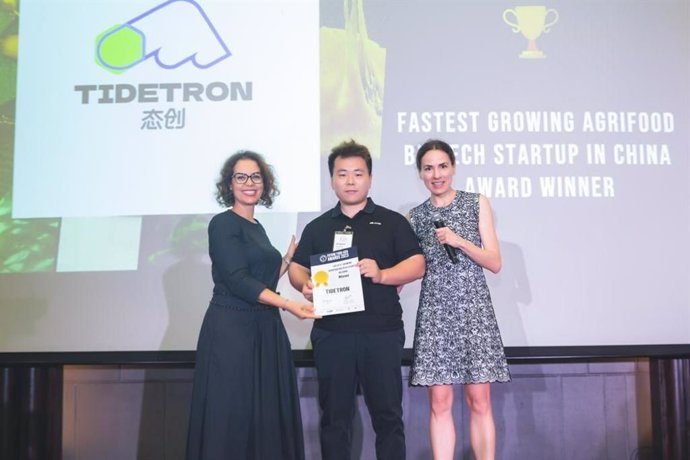 Zhang Zhiqian, the Founder and CEO of Tidetron, was presented with the Award for Fastest Growing Agrifood Biotech Startup in China (with Dr. Ismahane Elouafi, the Chief Scientist at the Food and Agriculture Organization to the left and Isabelle Decitr