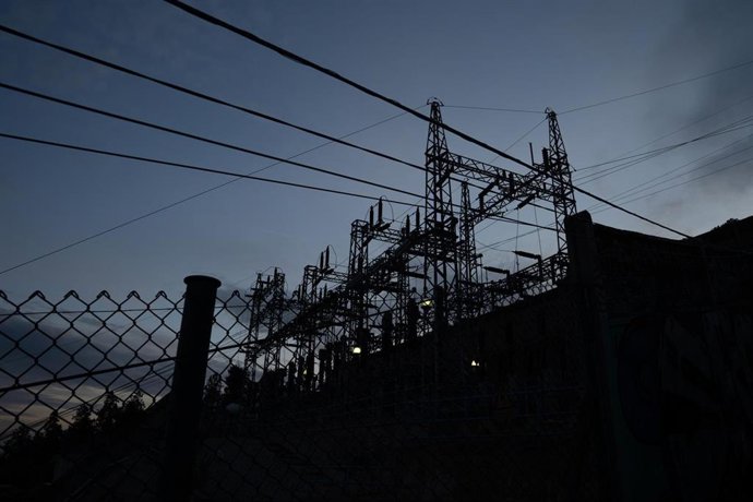 Archivo - Tendido eléctrico, a 31 de diciembre de 2022, en Barcelona, Cataluña (España). 