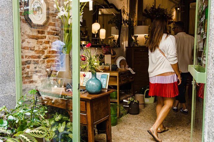 Una mujer entra a un comercio