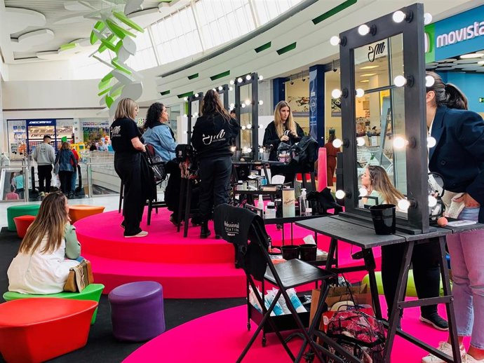 El lunes los visitantes han podido asistir a sesiones de maquillaje gratuito, casting de modelos de rostros y premios inmediatos.