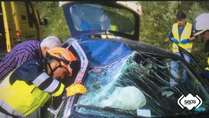 Intervención en un accidente de tráfico en Santo Adriano