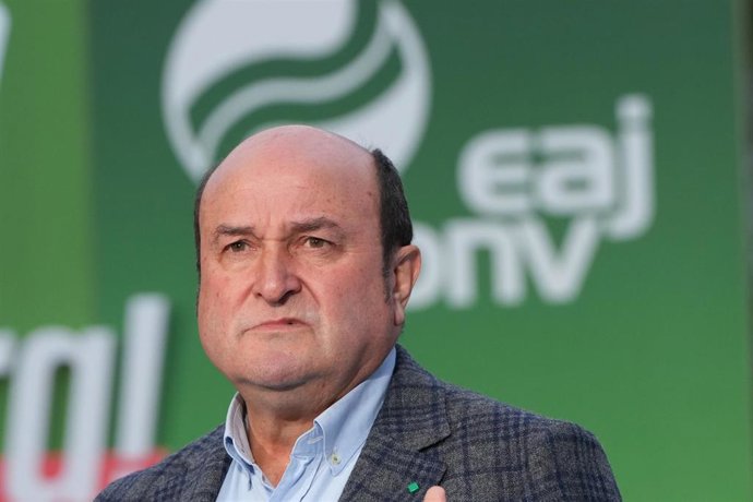 El presidente del EBB del PNV, Andoni Ortuzar, interviene durante un mitin 
