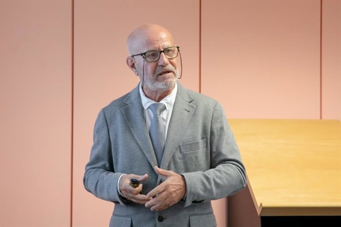 Argelio Mauro González Morales, Con 71 Años Cumplidos, Ha Presentado Su Tesis Doctoral En La Universidad De La Laguna El Pasado Viernes Con Un Trabajo De La Máxima Relevancia Sobre La Implantación De Sistemas De Energías Renovables En Los Puertos