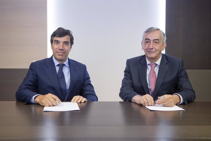 El presidente de Kutxabank, Anton Arriola, y el director general de Funcas, Carlos Ocaña