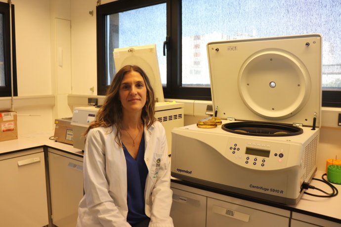 Alejandra Pera, investigadora principal del estudio, en su laboratorio del Imibic.