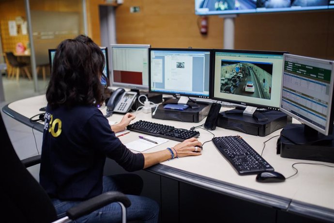 Archivo - Una empleada en el centro de operaciones durante el simulacro en el bypass sur de la M-30, a 17 de noviembre de 2022, en Madrid (España). 