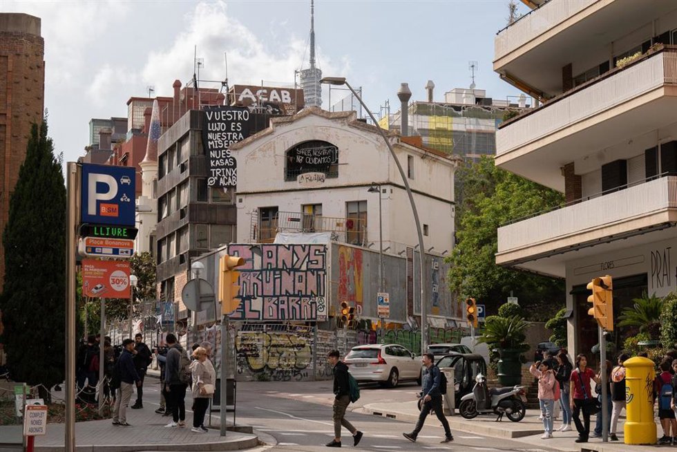 Uno de los edificios de la plaza de la Bonanova, donde se encuentran los edificios okupados La Runa y el Kubo, a 11 de mayo de 2023, en Barcelona, Catalunya (España).