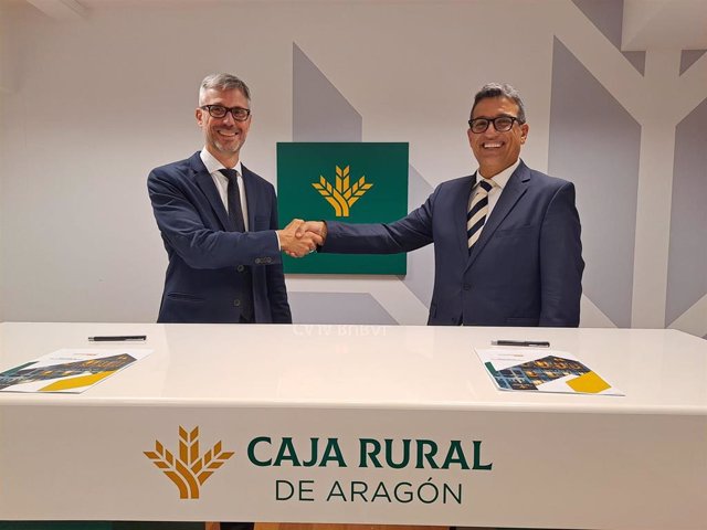 El director de Negocio Agrario de Caja Rural de Aragón, Rubén Artieda, y el CEO de Memorándum Multimedia, Sergio Marco, firman un convenio de colaboración.