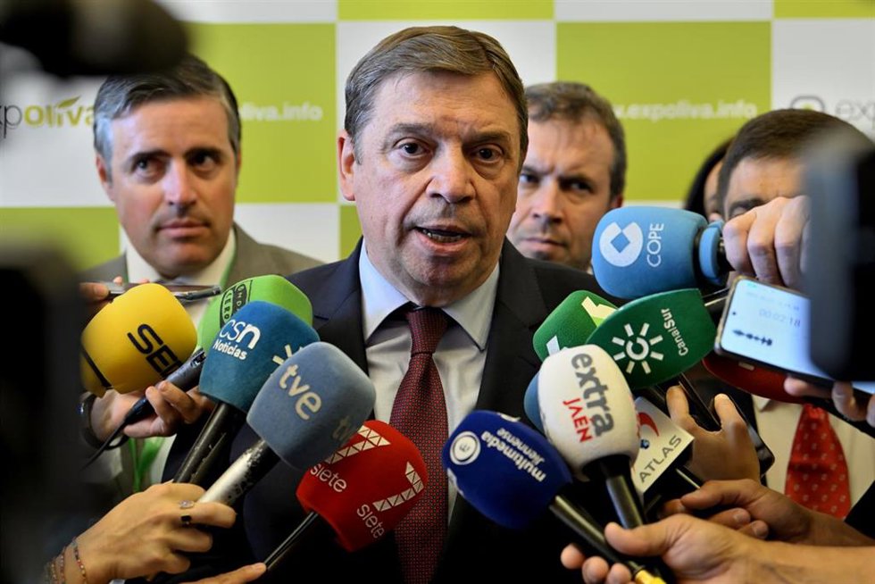 El ministro de Agricultura, Pesca y Alimentación, Luis Planas, atiende a los medios de comunicación, a 12 de mayo de 2023, en Jaén, (Andalucía, España). El ministro de Agricultura, Pesca y Alimentación, Luis Planas, participa en el marco de Expoliva en 