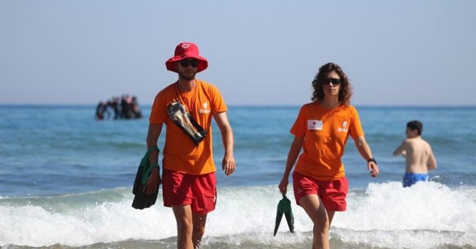 Archivo - Socorristas en una playa de Bizkaia.