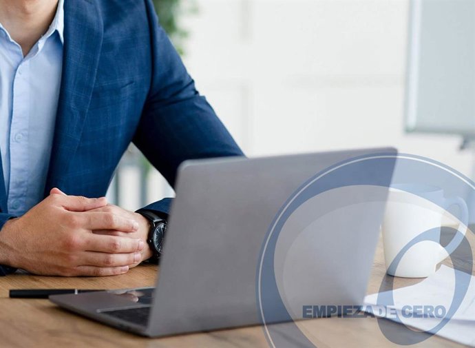 Marco, un profesional del marketing, se libra de sus deudas.