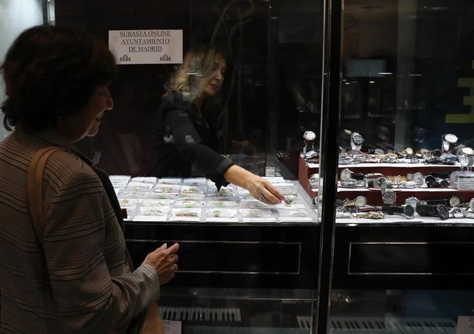 Archivo - Joyas de oro que componen alguno de los lotes de los objetos perdidos que subasta el Ayuntamiento de Madrid