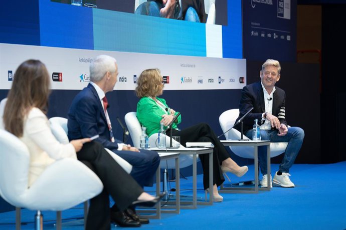 El ceo de Seat y Cupra, Wayne Griffiths, junto al ceo de Johnson&Johnson, Joaquín Duato, y la ceo de Merck, Belén Garijo, durante la 38 Reunió Cercle d'Economia.