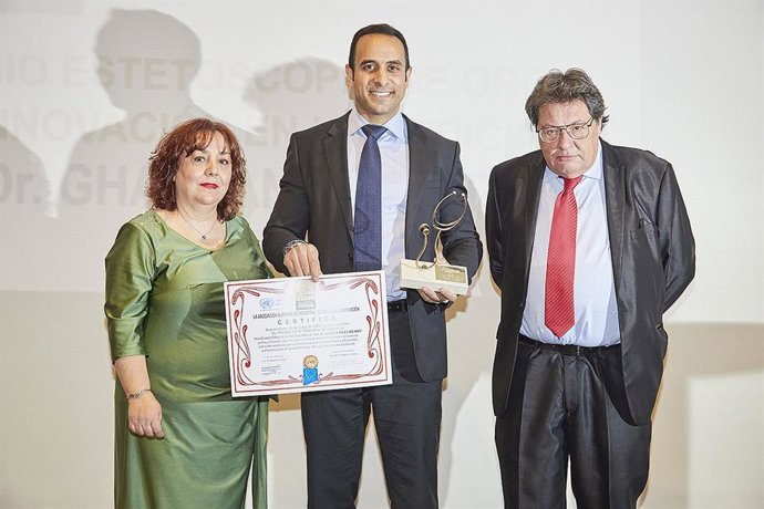 El Dr. Elgeadi, recibe el premio del presidente de AEITI.