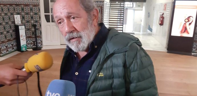 El ex responsable del Plan sobre Drogas del Principado de Asturias, José Ramón Hevia, antes de dar una ponencia en la Jornada de Prevención del Tabaquismo, celebrada en la antigua Escuela de Comercio de Gijón.