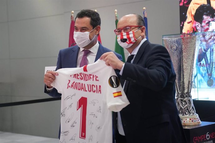 Archivo - El presidente de la Junta de Andalucía, Juanma Moreno, con una camiseta del Sevilla Fútbol Club en el año 2020