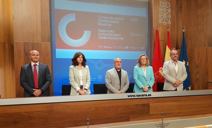 El consejero de Economía y Hacienda, y de Universidad, Innovación y Transformación Digital del Gobierno de Navarra en funciones, Juan Cruz Cigudosa, junto al resto de participantes en la rueda de prensa sobre los cursos de verano de las universidades