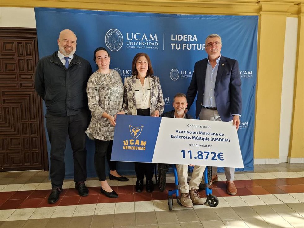 María Dolores García, presidenta de la UCAM, hace entrega del cheque simbólico de la recaudación a Mateo Mateos, vicepresidente de AMDEM