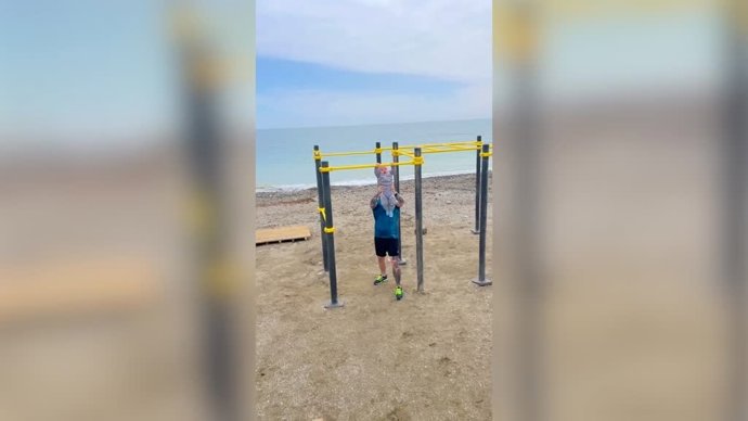 La fascinante demostración de fuerza de este bebé de 11 meses sujetándose en la barra de dominadas