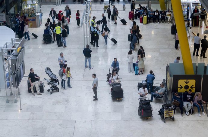 Archivo - Un grupo de personas caminan por uno de los pasillos de las instalaciones de la terminal T4 del aeropuerto de Adolfo Suárez-Madrid Barajas, a 28 de abril de 2023, en Madrid (España).  