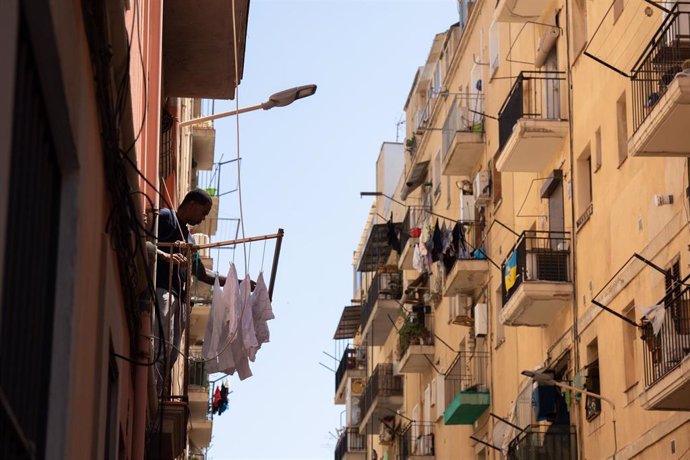 Foto de archivo: un hombre tendiendo en su casa, a 17 de mayo de 2023, en Barcelona, Cataluña (España). 