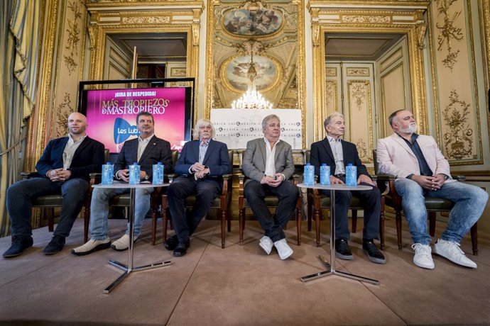 Componentes de Les Luthiers durante una rueda de prensa de despedida de Les Luthiers, en Casa América, a 29 de mayo de 2023, en Madrid (España). La Casa de América acoge la rueda de prensa de despedida de Les Luthiers, con motivo del inicio de su última