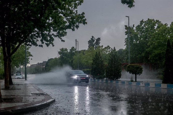 Varios coches circulan bajo la lluvia, a 29 de mayo de 2023, en Madrid (España).