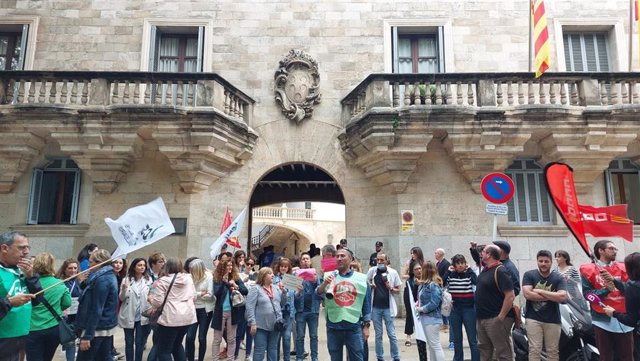 Concentración de los funcionarios de justicia frente al Tribunal Superior de Justicia de Baleares.