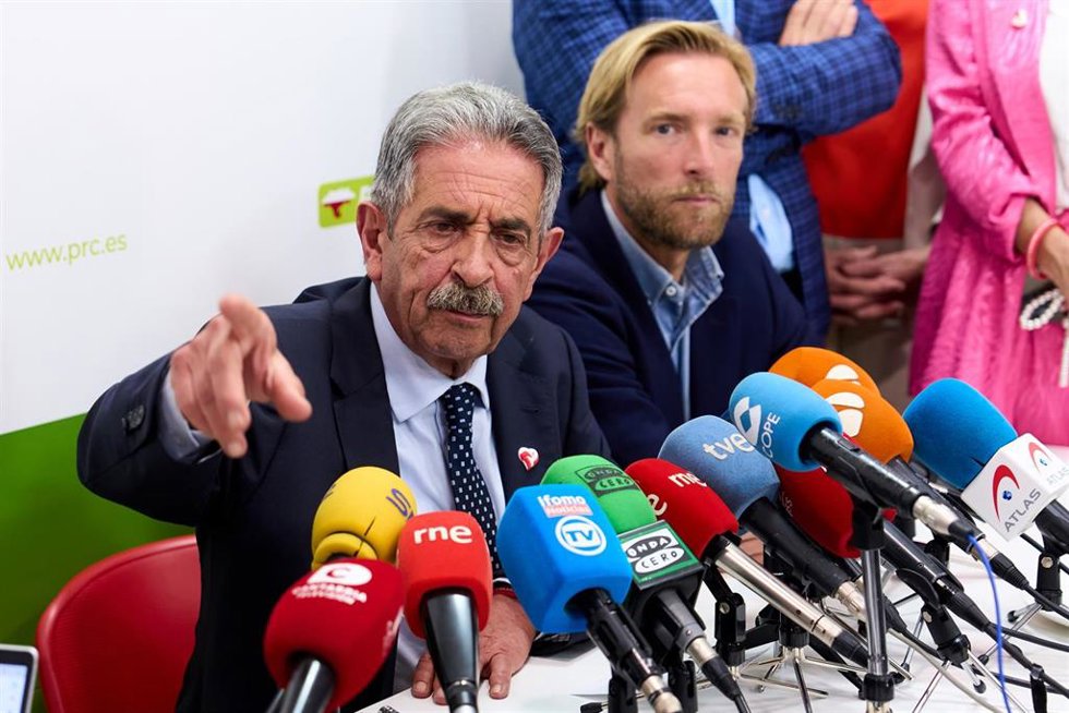 El presidente en funciones de Cantabria, Miguel Ángel Revilla (i), en la rueda de prensa de la noche del 28M valorando los resultados junto  al candidato del PRC de Santander, Felipe Piña.