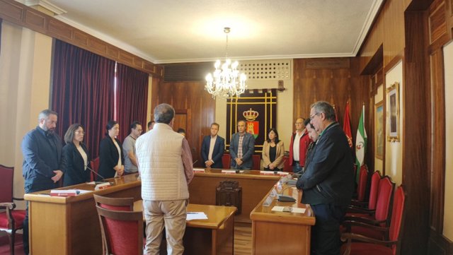 Imagen del pleno guardando un minuto de silencio