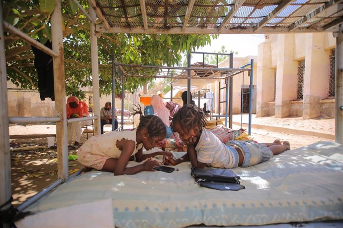 Niños jugando en un refugio temporal para desplazados de Jartum
