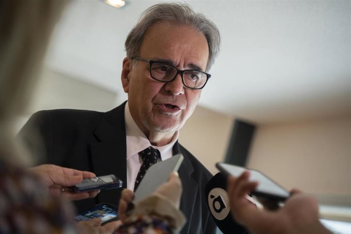 El ministro de Universidades, Joan Subirats, atiende a medios de comunicación en el V Encuentro Internacional de Rectores Universia, en la  Sala Olympia del Hotel Balneario Las Arenas, a 8 de mayo de 2023, en Valencia, Comunidad Valenciana (España). 