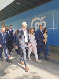 Ovación y aplausos a Feijóo y sus candidatos autonómicos del 28M a su llegada a 'Génova' al ritmo de Los Ramones