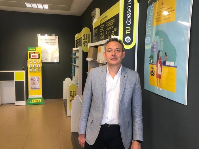 En la imagen el director premiado por su labor en la oficina de Bocairent.